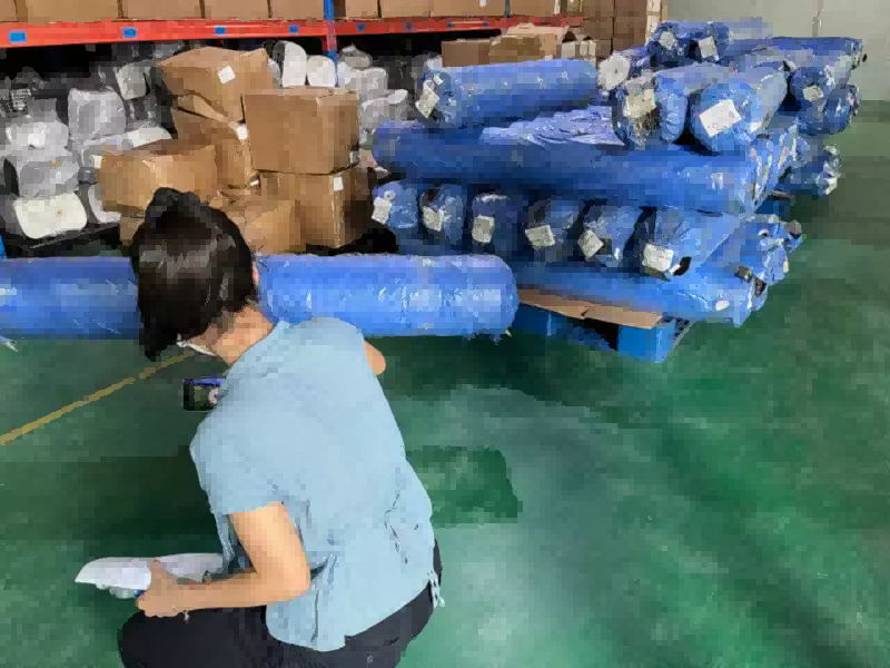 Bezero batek edukiontzia betetzen ikusten du: karga gainbegiratua Sealock-en Vietnameko instalazioetan